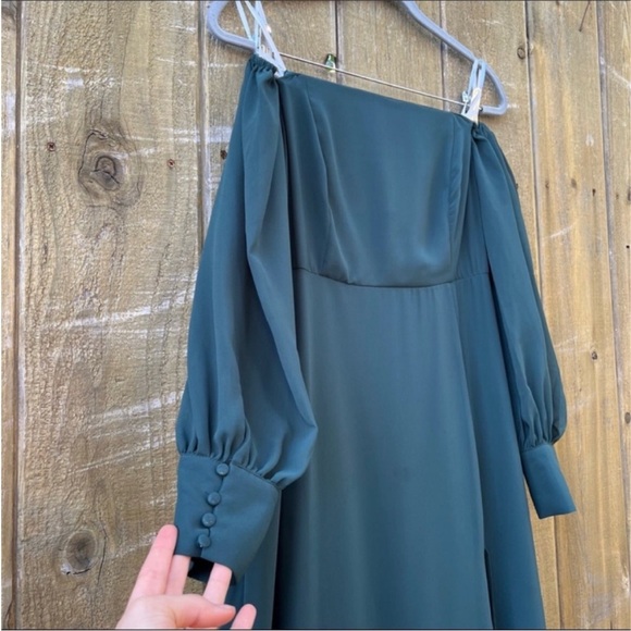 Emerald Green Off-the-Shoulder Balloon Sleeve Maxi Dress 🌿 - Picture 4 of 10
